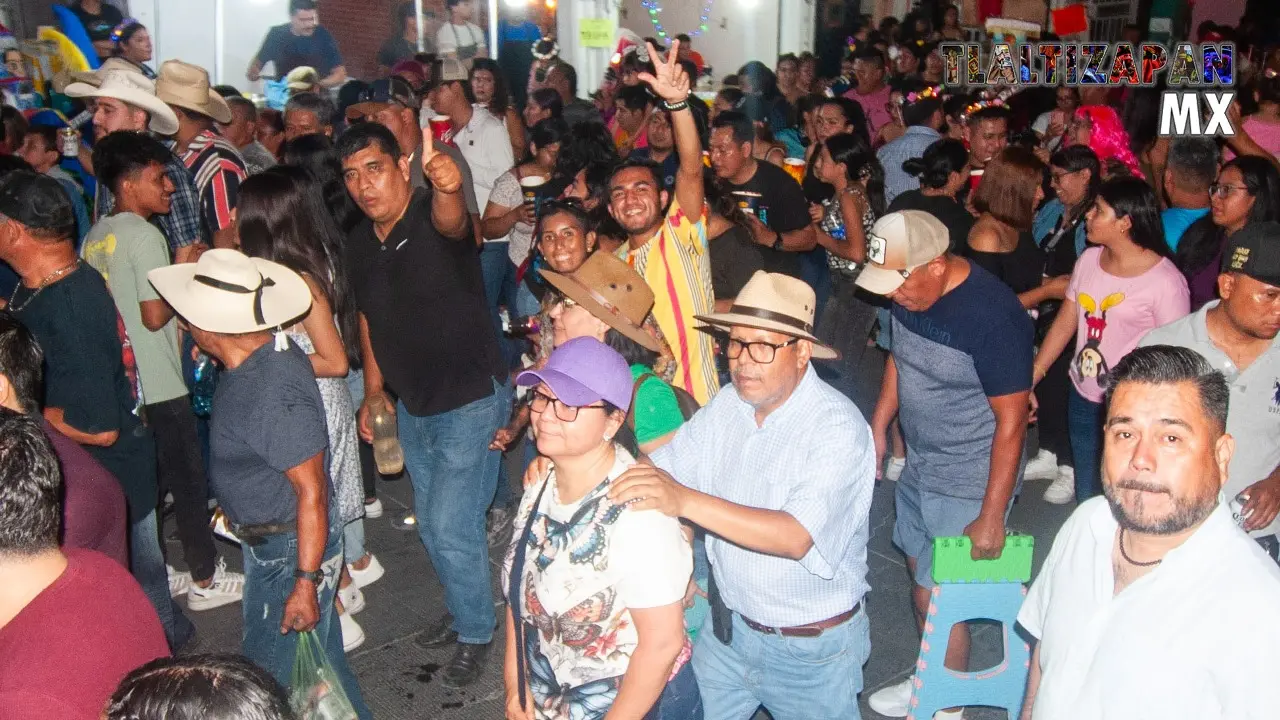 Mientras caminan hacia el centro , todos sonrien para una foto