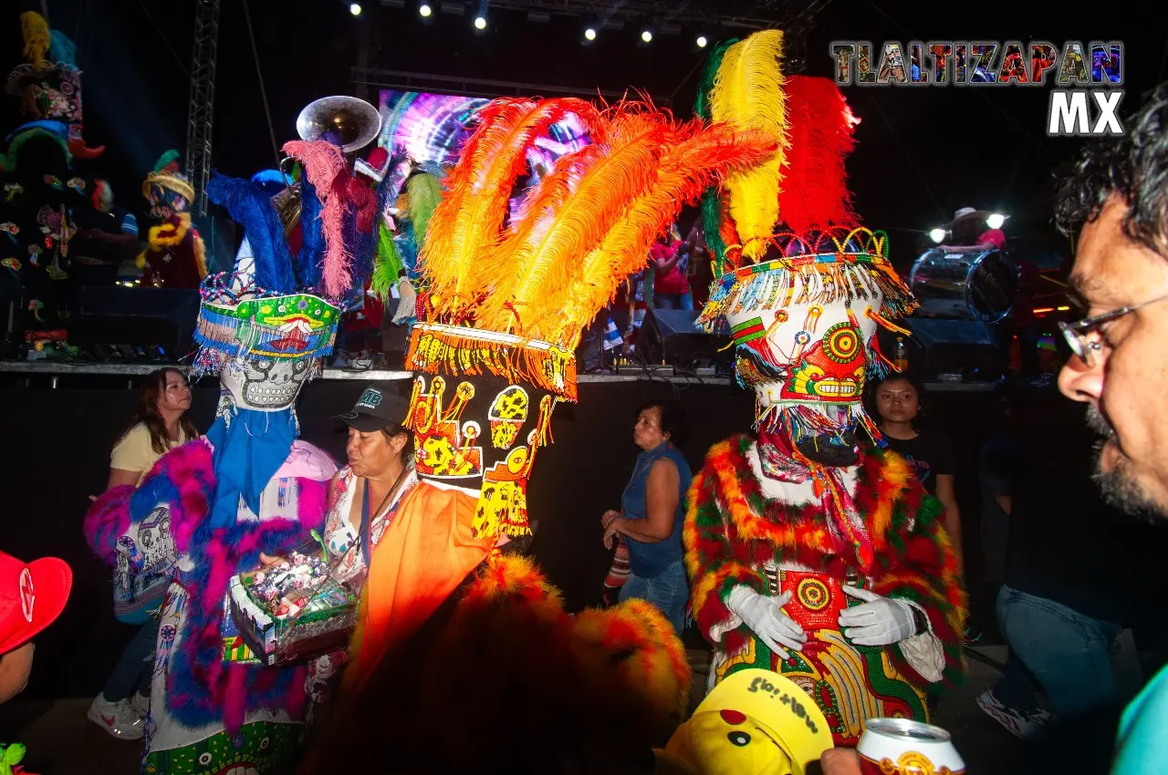 Chinelos bailando ya en el zócalo , ya de noche.