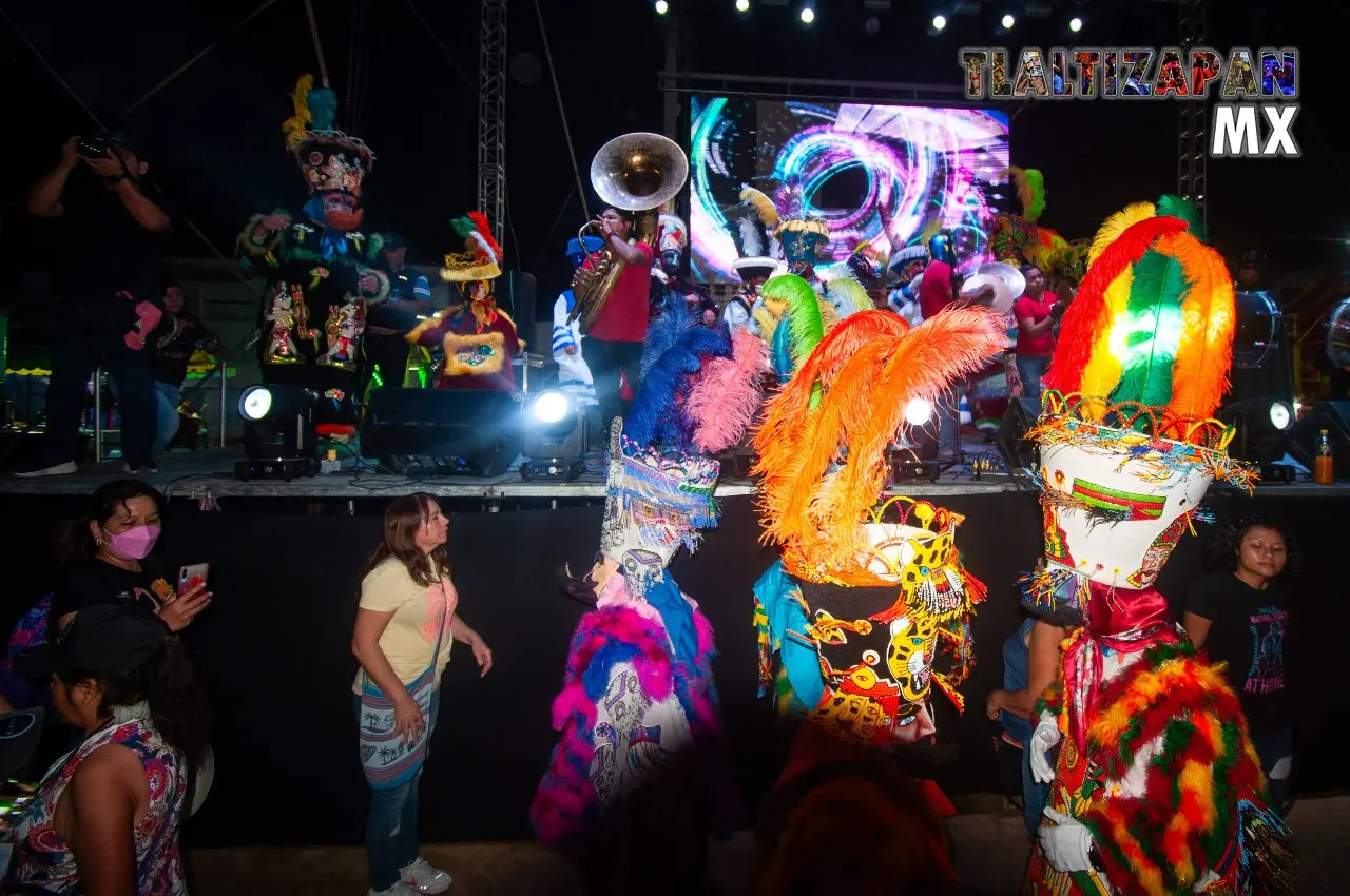 Chinelos bailando ya en el zócalo , ya de noche.