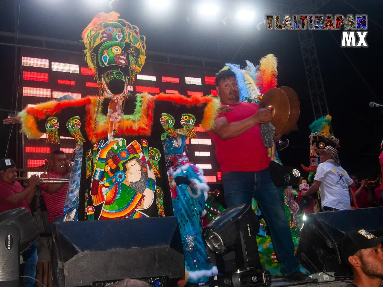 El amigo Samba disfrutando de la noche de carnaval .