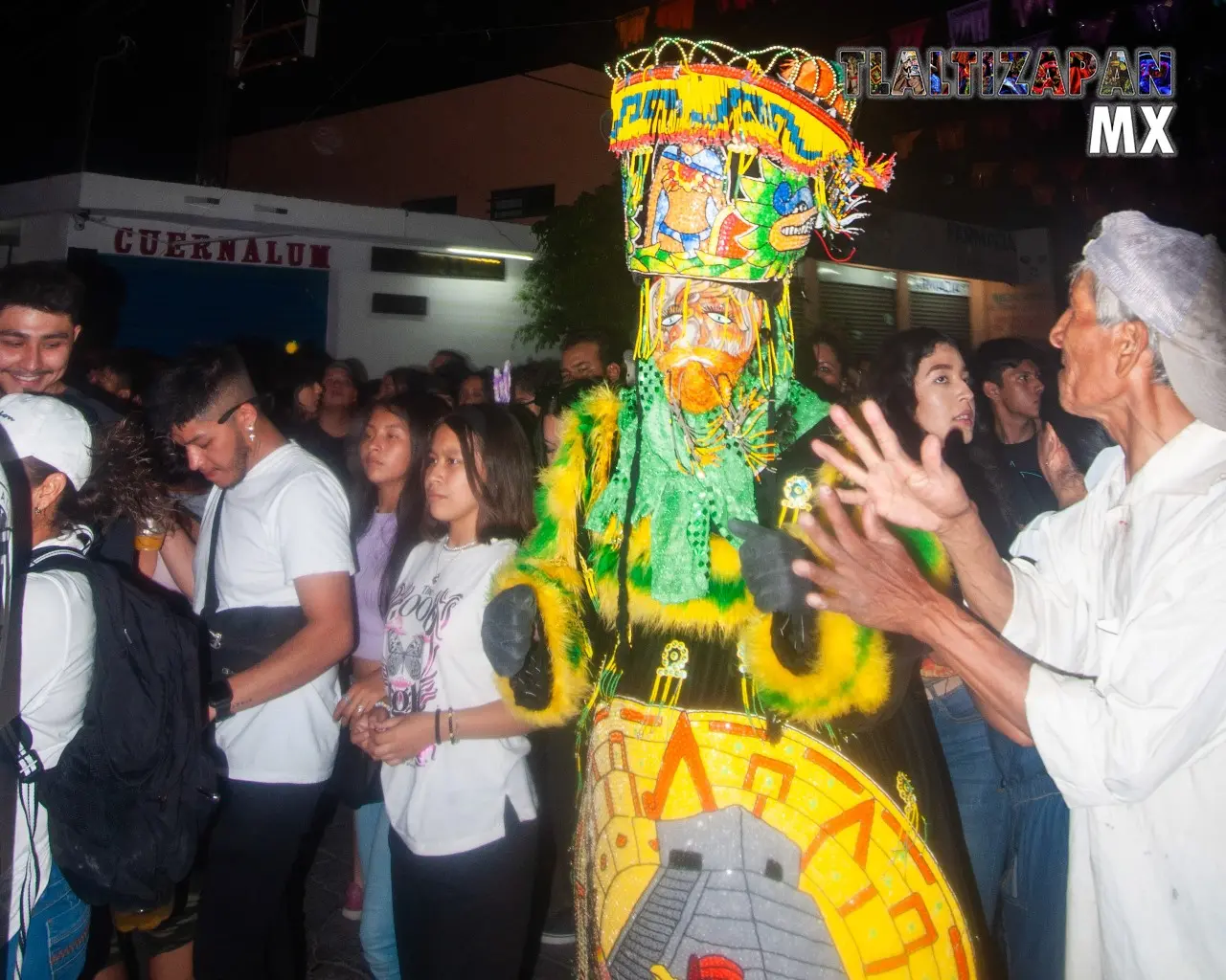 CHinelo bailando alrededor de la gente