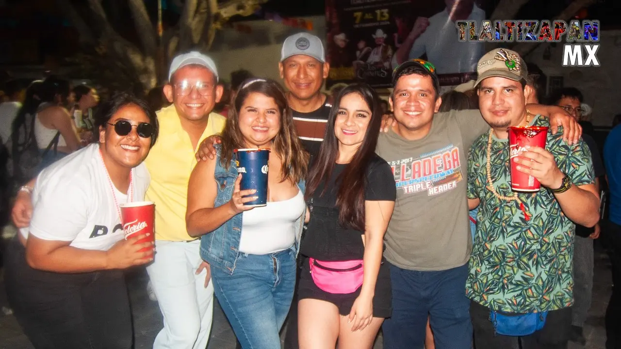 Nuestros amigos felices en carnaval , nos regalan una sonrisa para la foto del recuerdo