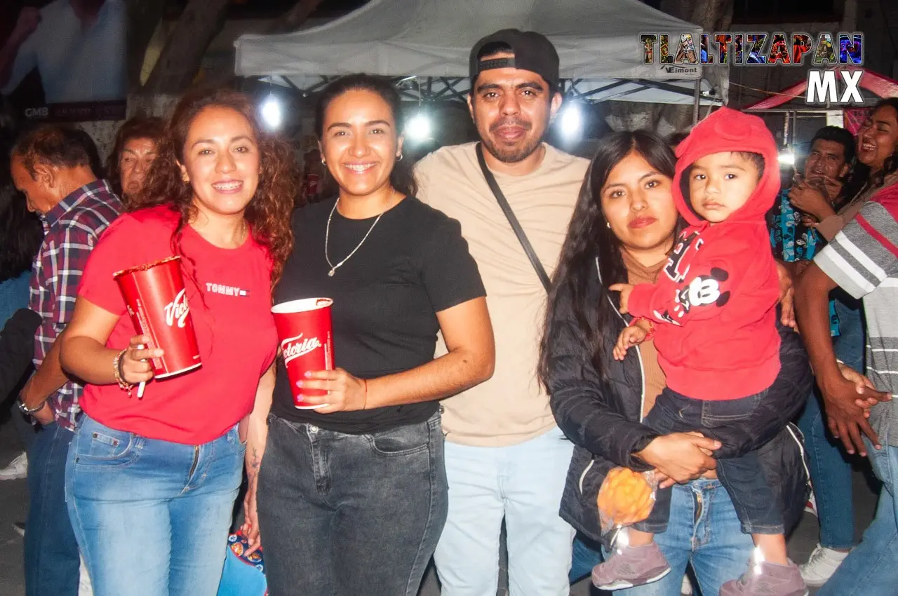 Nuestros amigos felices en carnaval , nos regalaron una sonrisa para la foto del recuerdo