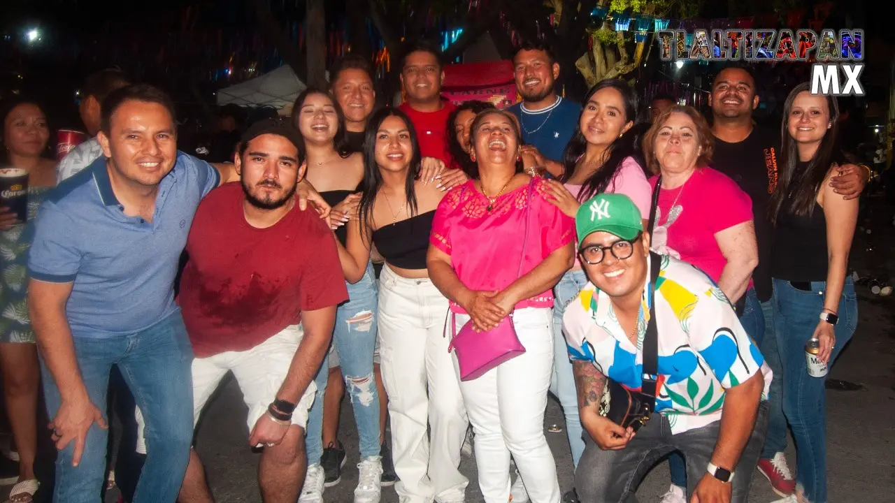 Nuestros amigos felices en carnaval , nos regalaron una sonrisa para la foto del recuerdo