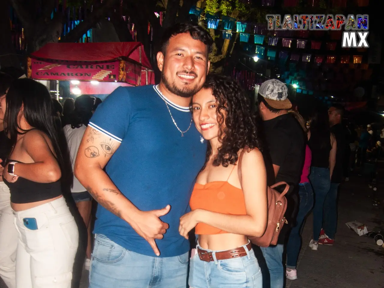 La feliz pareja sonríe para la foto del recuerdo