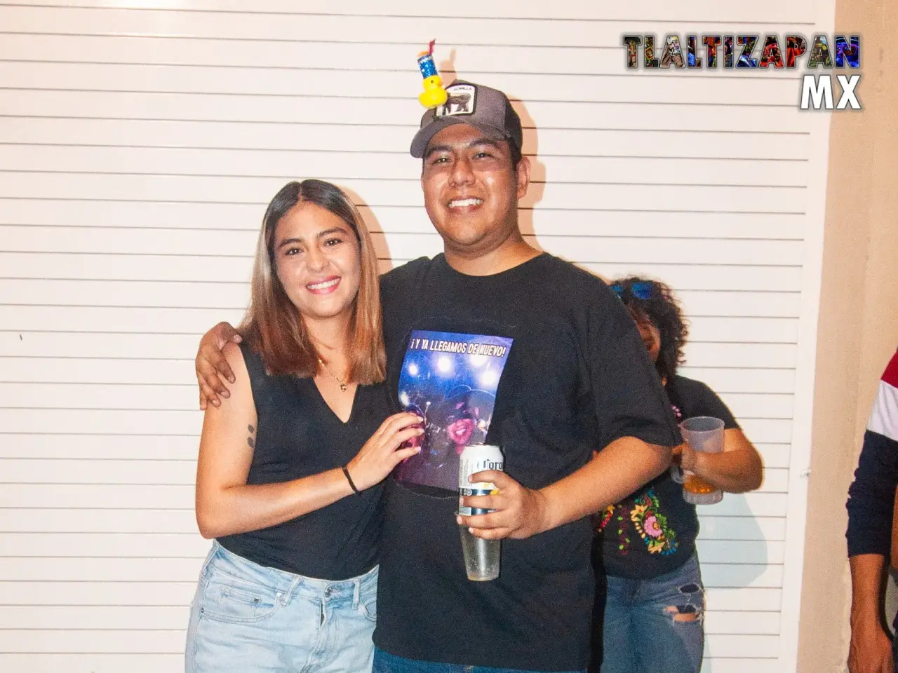 La feliz pareja sonríe para la foto del recuerdo de carnaval 2024