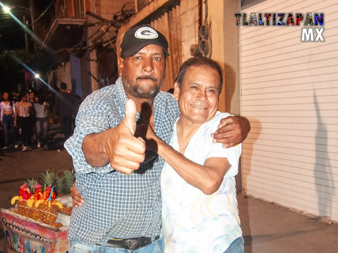 amigos felices después del brinco de chinelo