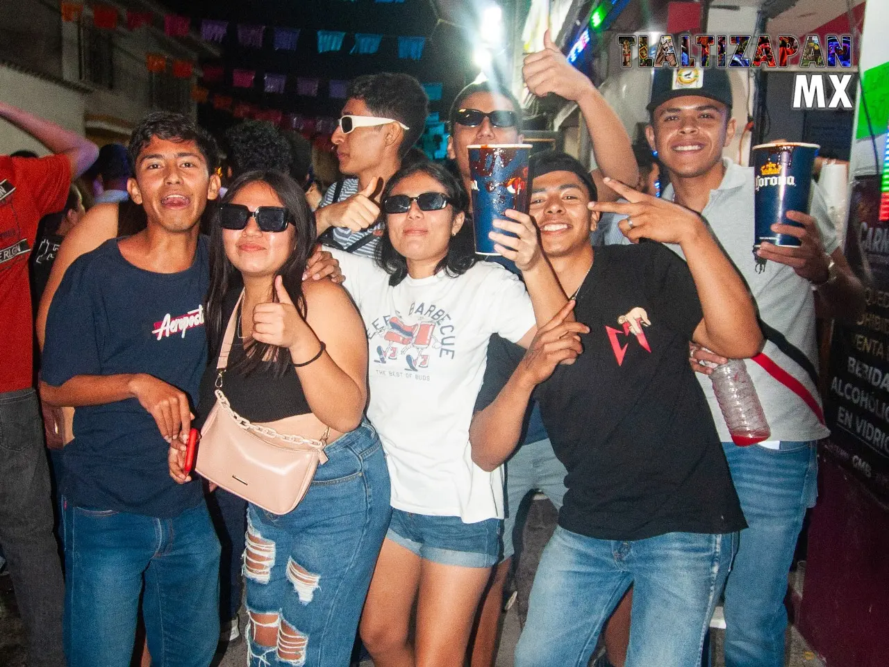 Nuestros amigos felices en carnaval , nos regalaron una sonrisa para la foto del recuerdo