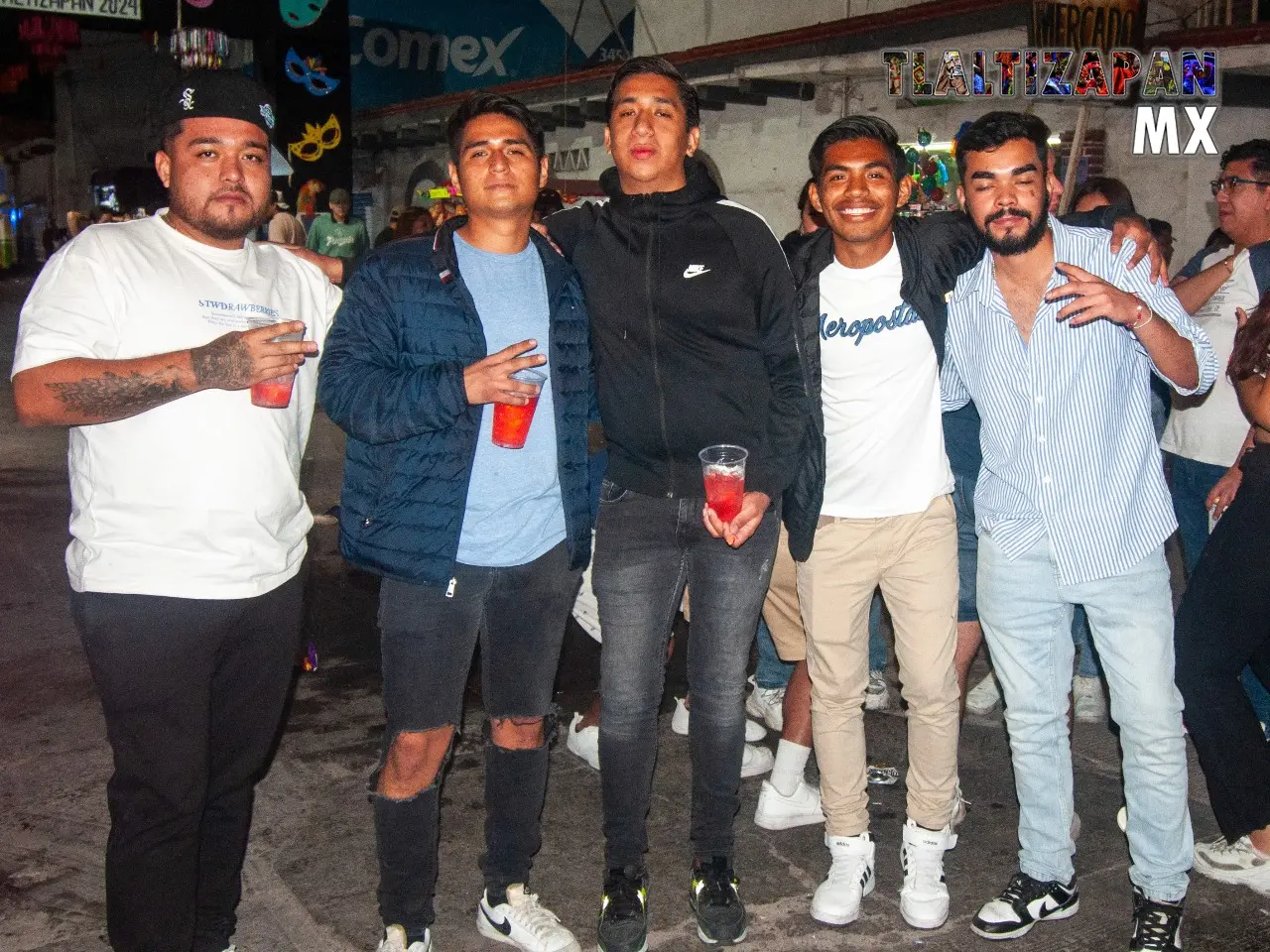 Amigos felices en carnaval , nos posando foto del recuerdo