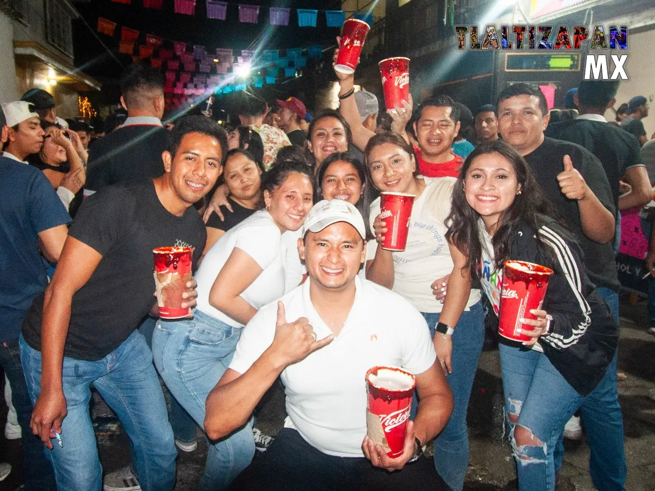 Grupo de amigos disfrutan de un buen carnaval