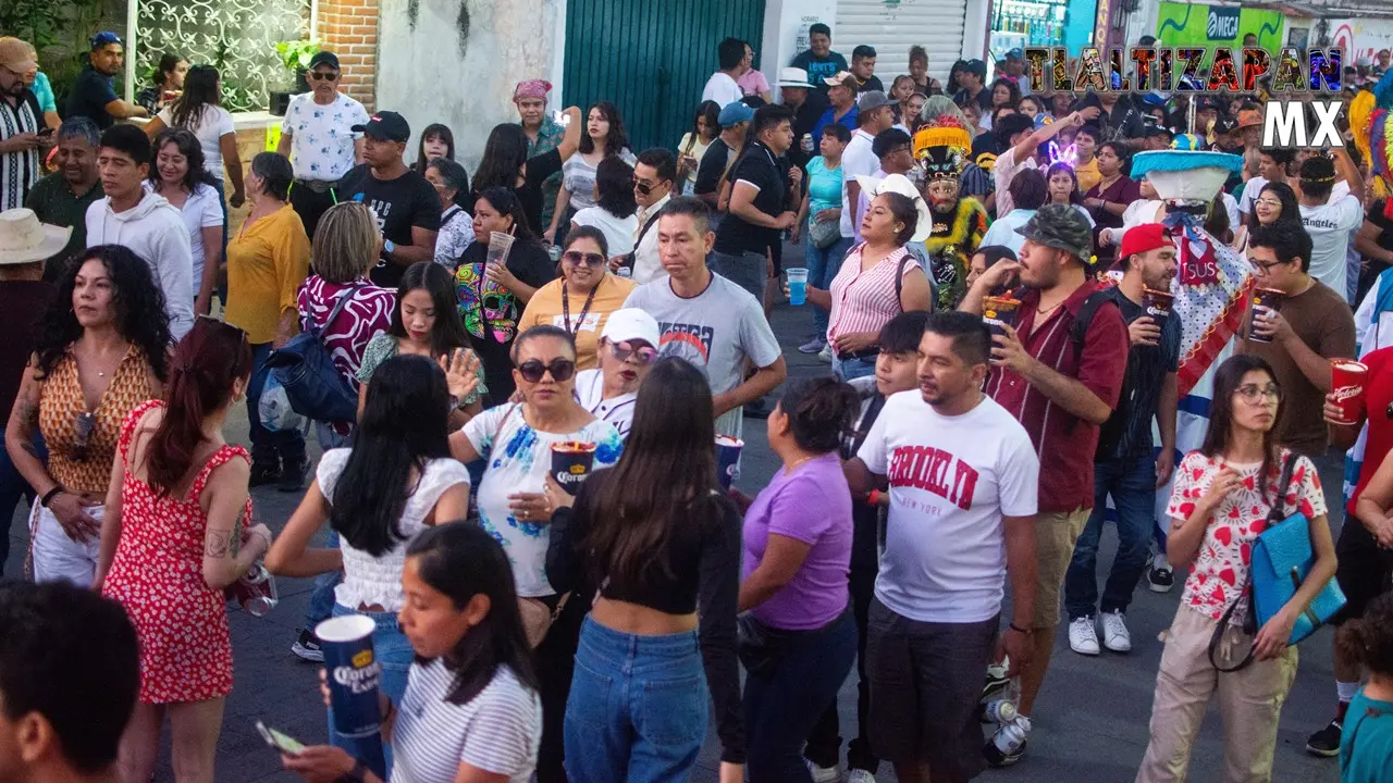 Gente de diferentes partes  , se reunen para disfrutar de un carnaval único