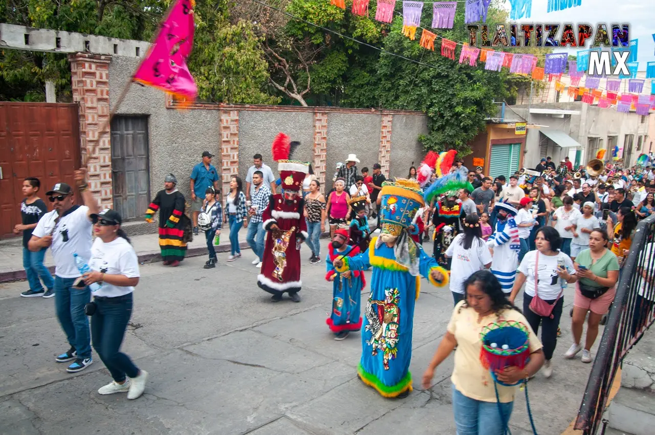 La gente bailando al son de los chinelos