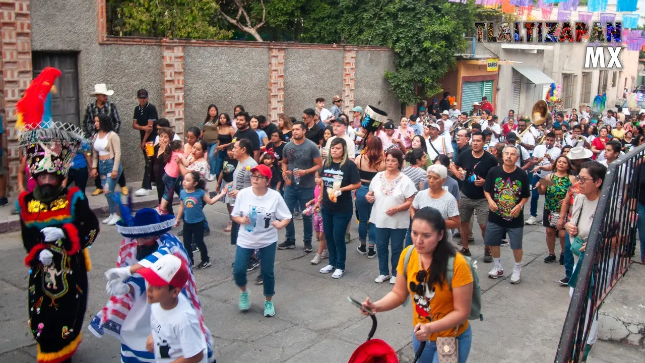 Gente divertida baila con toda la actitud carnavalera