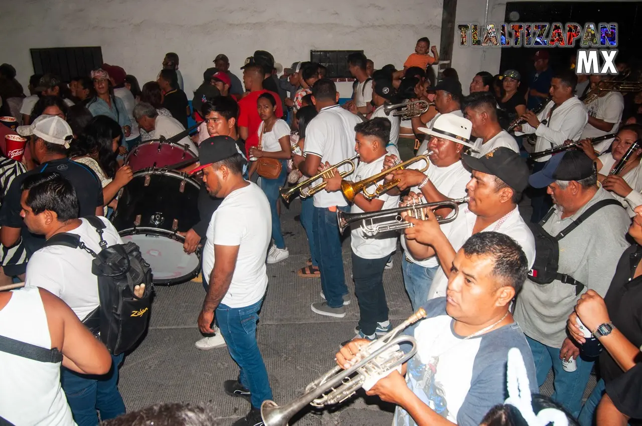 Los músicos como siempre , ponen todo su amor en carnaval