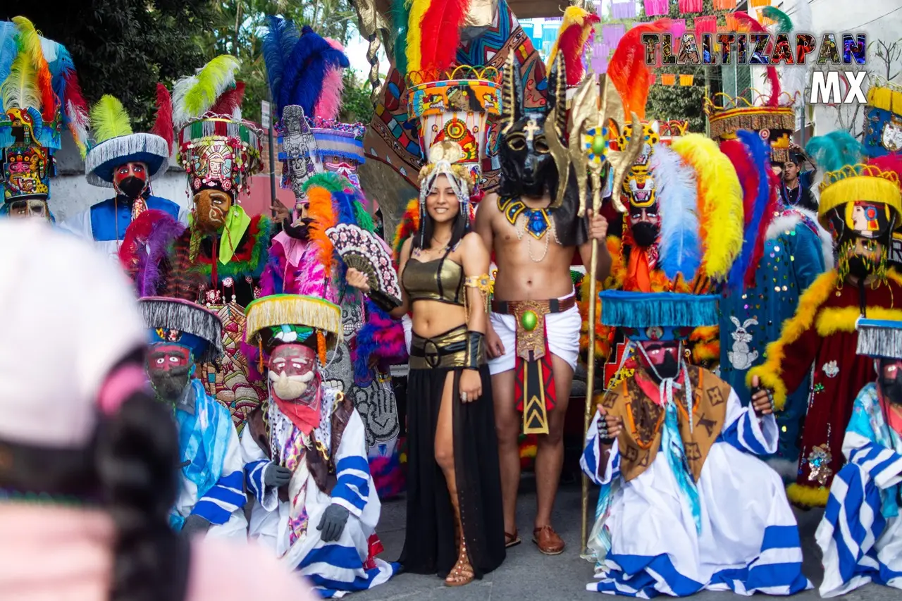 Fotos del recuerdo Reyna de carnaval y chinelos juntos