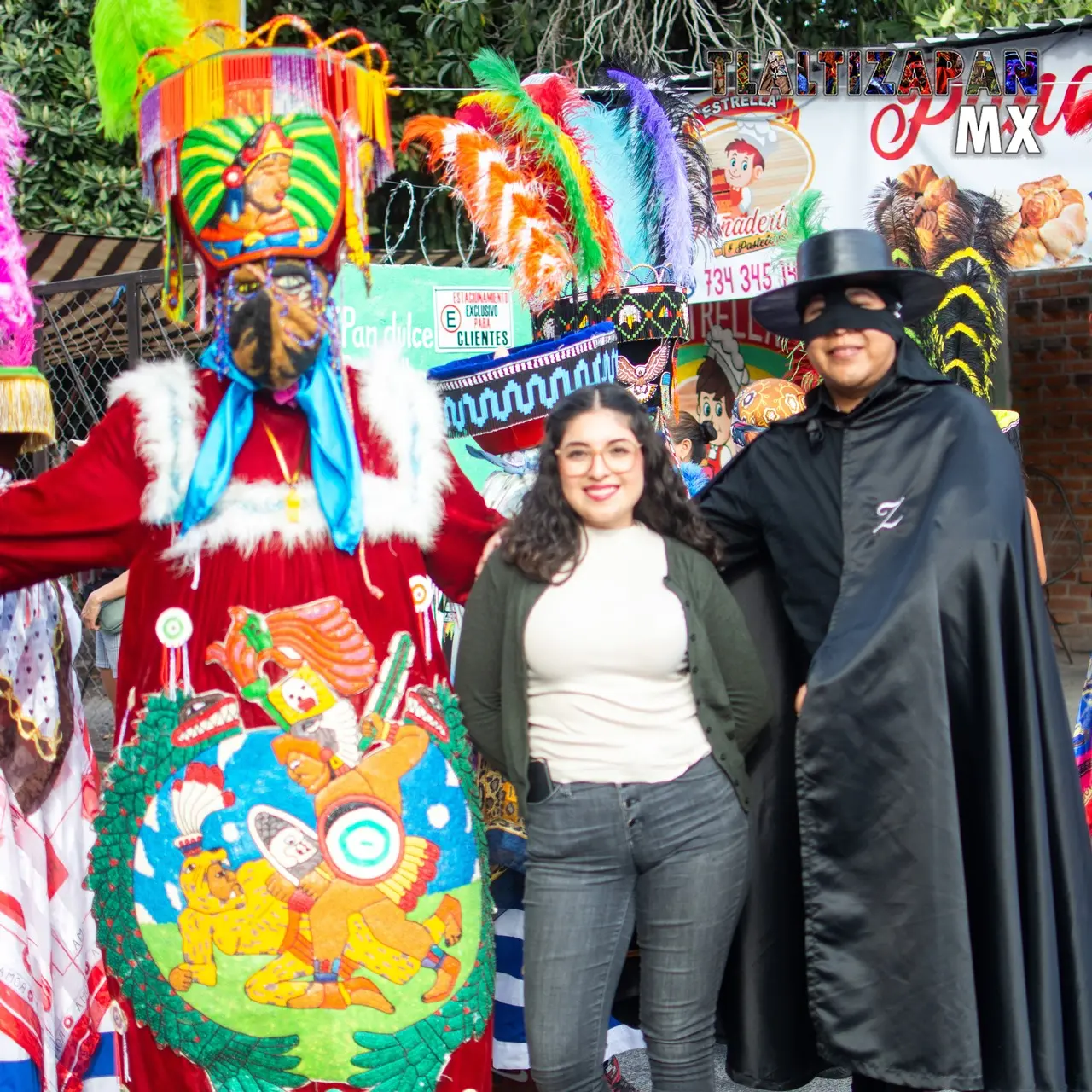 La foto para el recuerdo con chinelos y personajes disfrazados