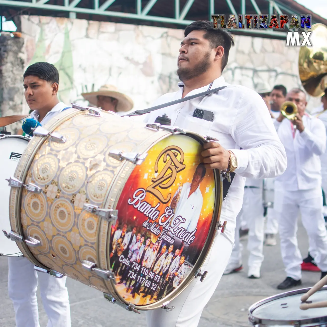 Grupo en acción para seguir prendiendo a la gente en el carnaval de Tlaltizapán