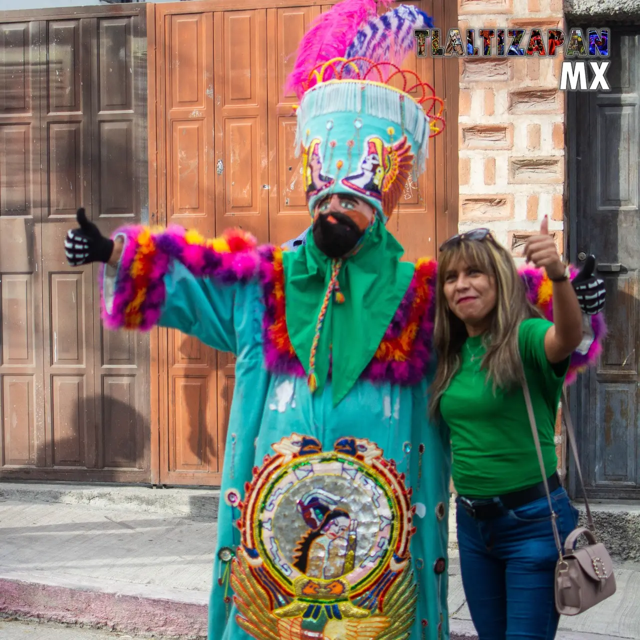 Chinelo posando con una fan del carnaval