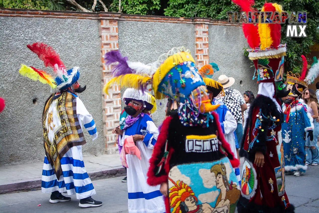 Los chinelos bailando al son de la música