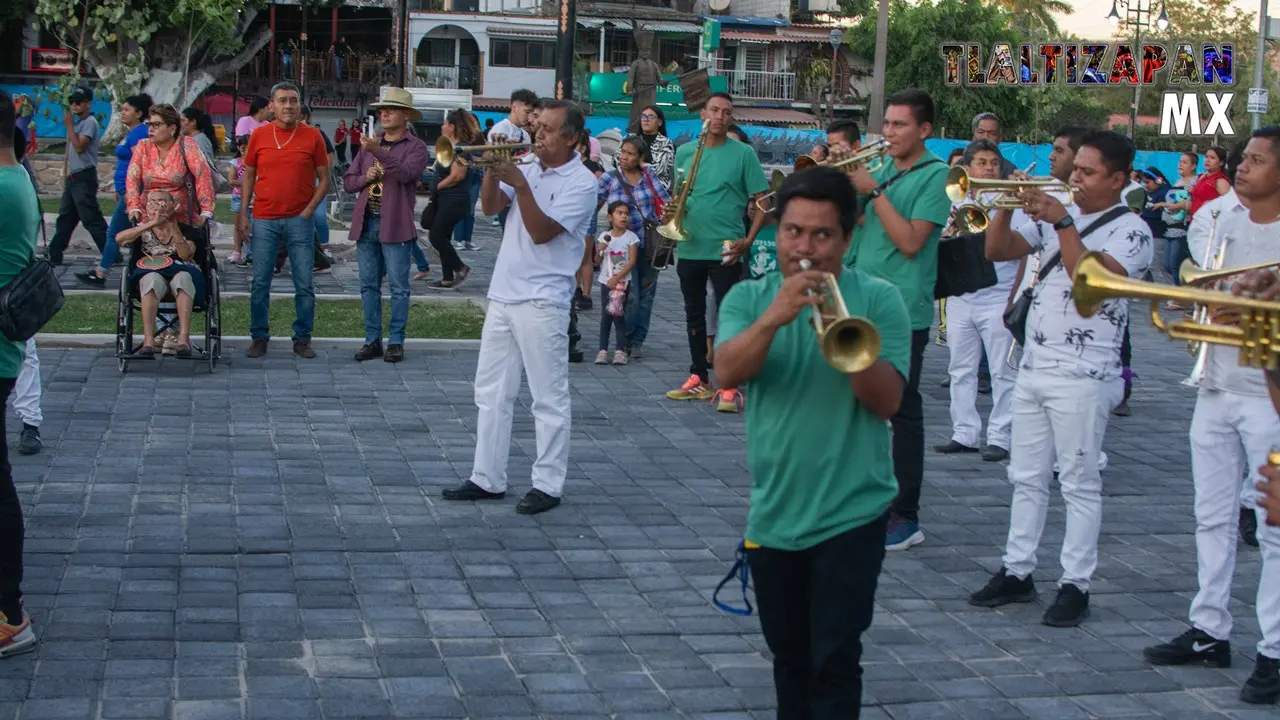 La multitud se mueve al compás de los tambores y las trompetas,