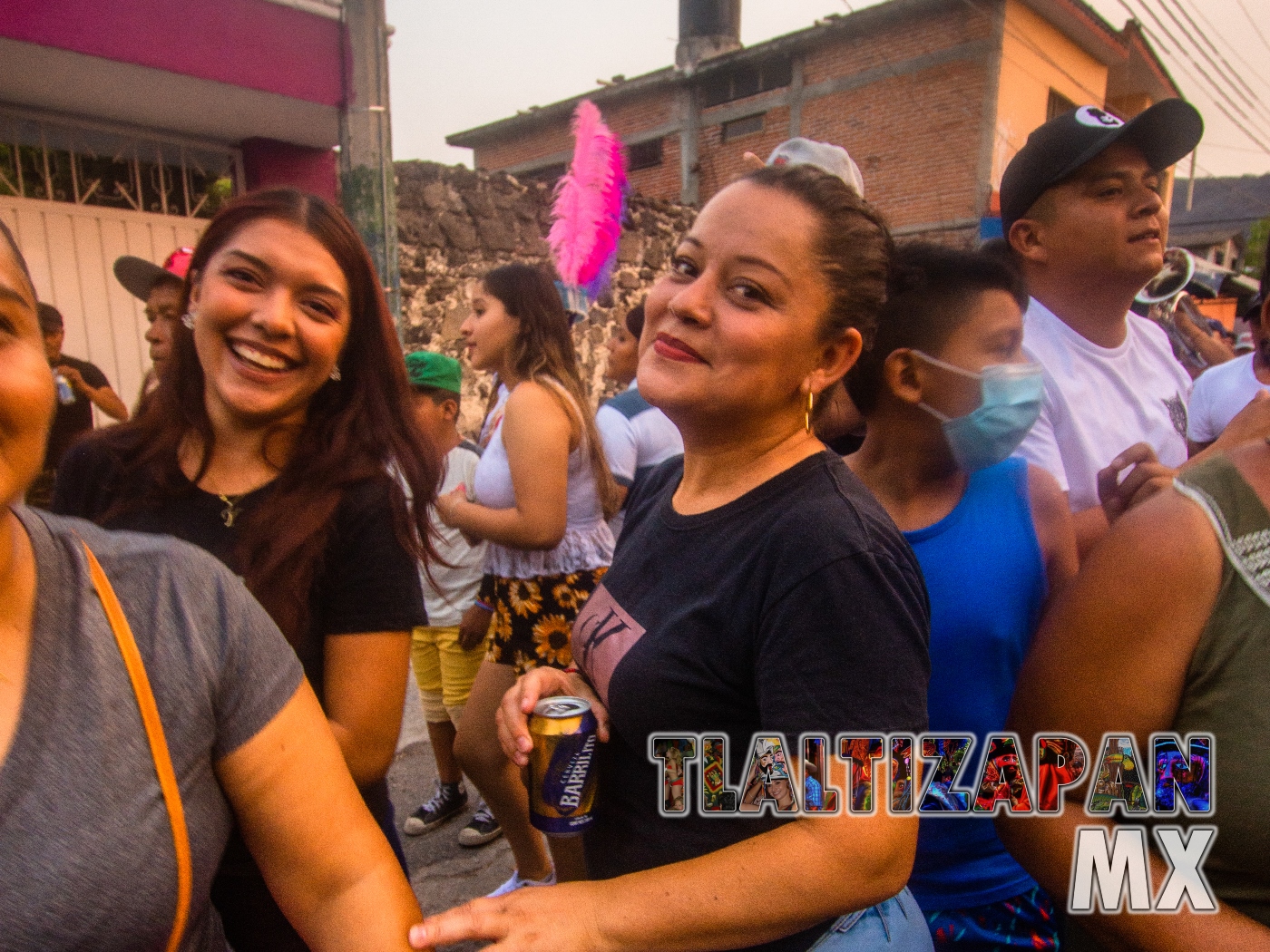 Chicas disfrutando del carnaval de la Col. Alejandra con toda la actitud