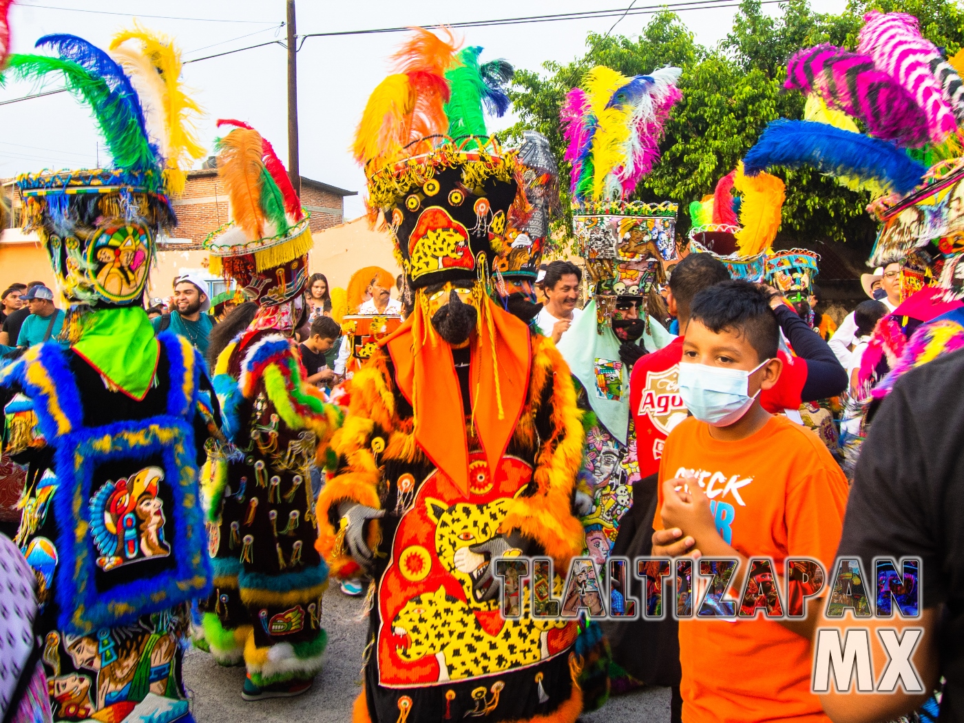 Coloridos chinelos durante en carnaval Alejandra.