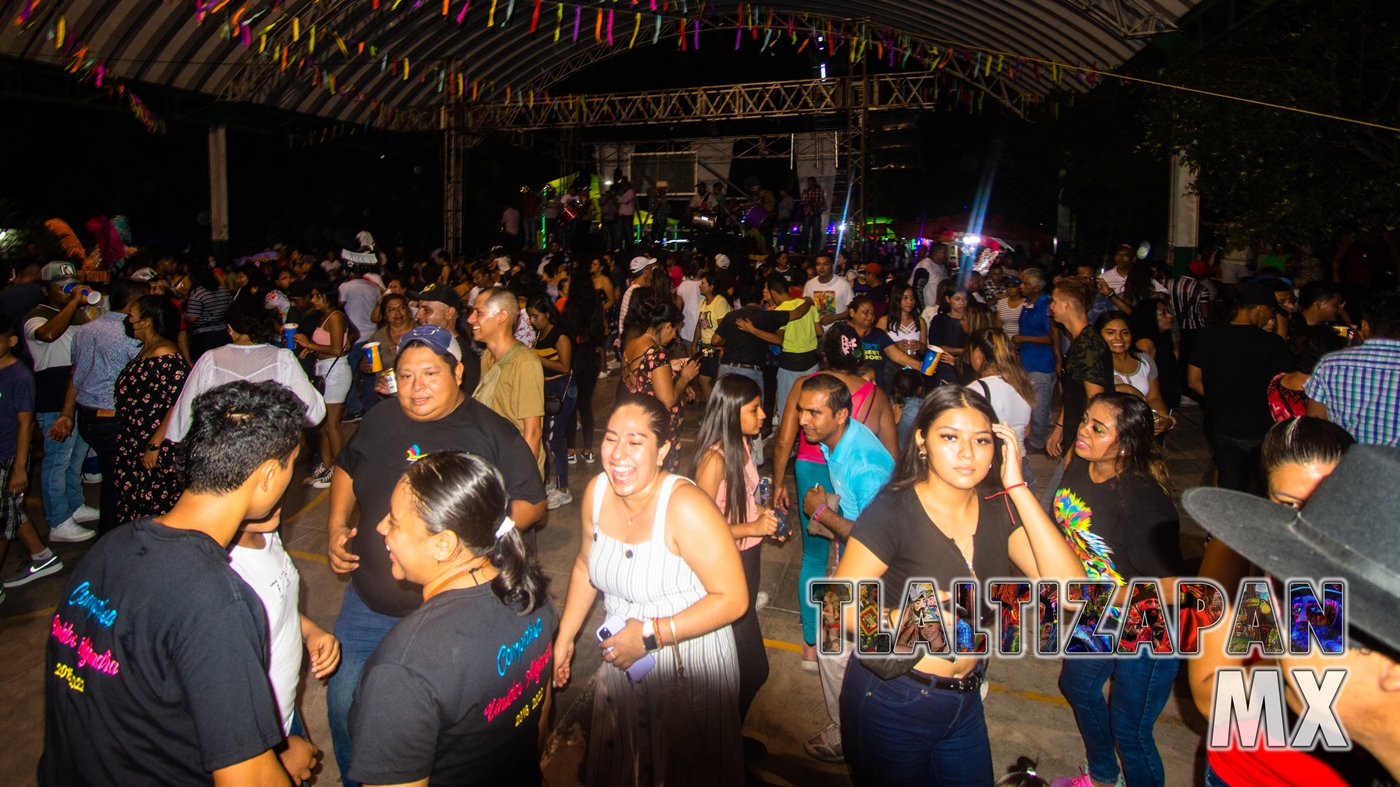 Brinco de chinelo en cancha techada carnaval Alejandra.