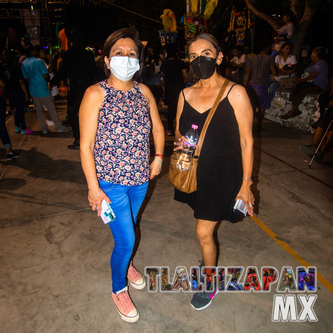 Nuestros amigas posando para regalarnos una foto de recuerdo del ya tradicional carnaval de la col. aljandra