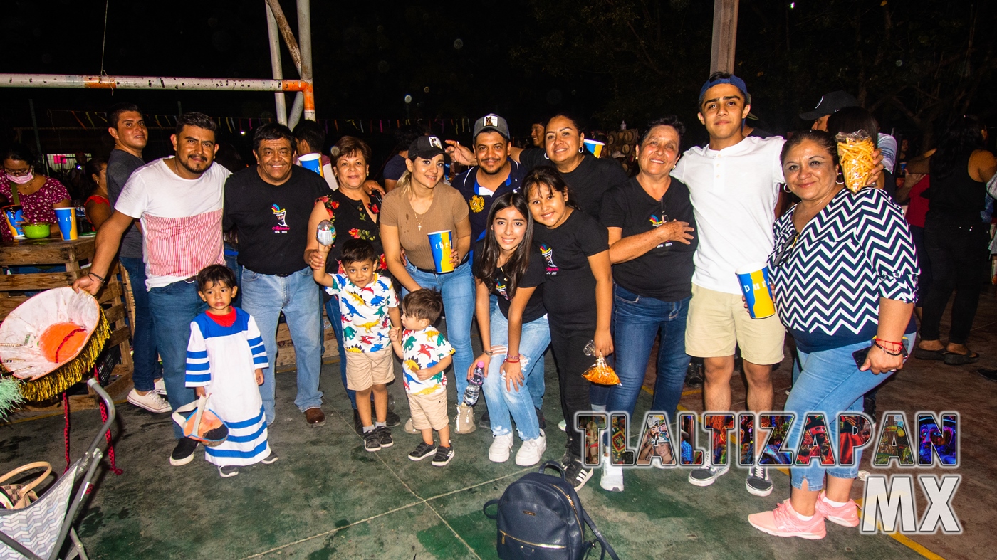 Amigos y familia posando para la foto del recuerdo en la noche de carnaval