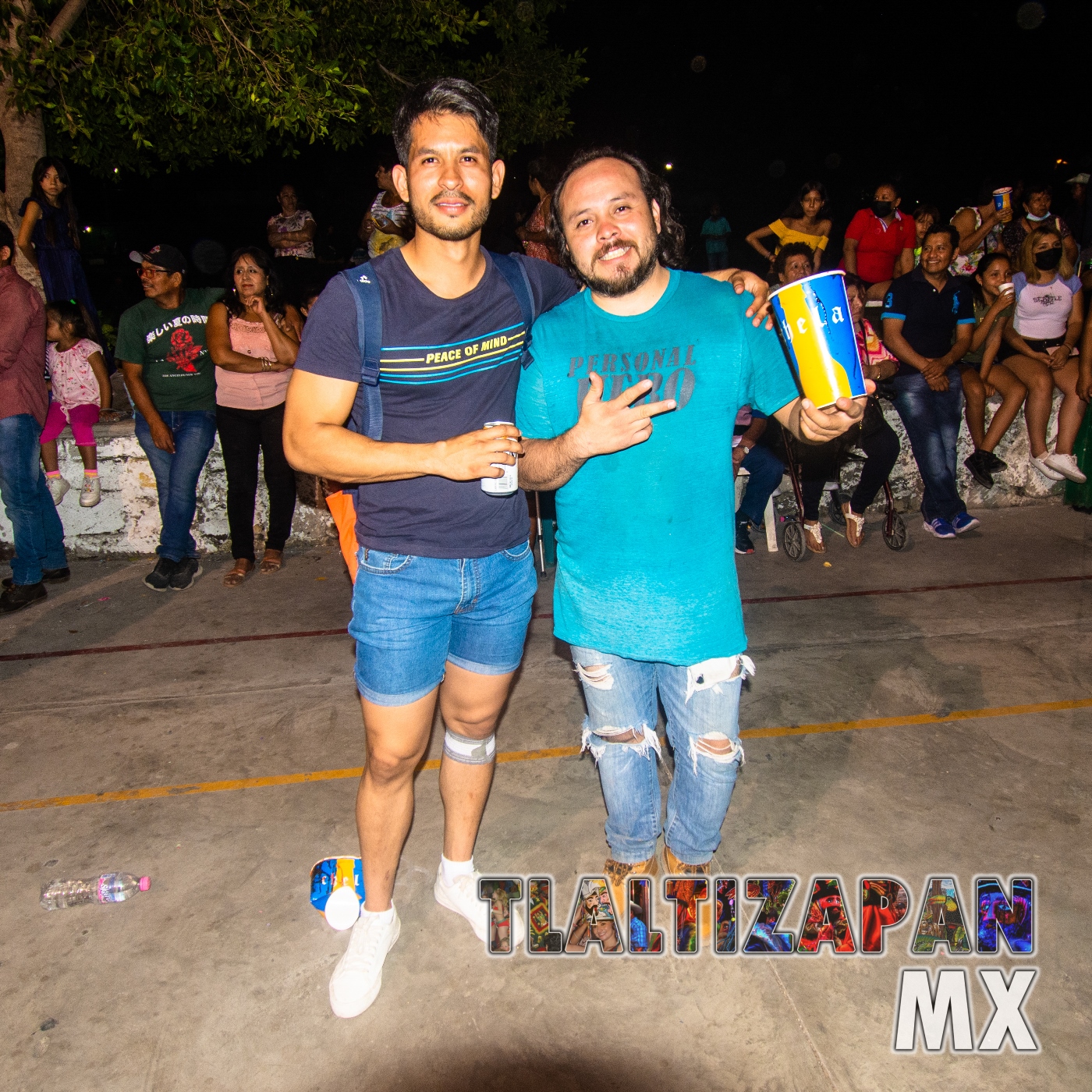 Amigos en la noche carnavalera , pasando un agradable y divertido brinco del chinelo