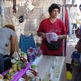 Personas vendiendo sus artesanías en la feria