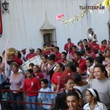 La gente se va incorporado por las calles para brincar la danza del chinelo