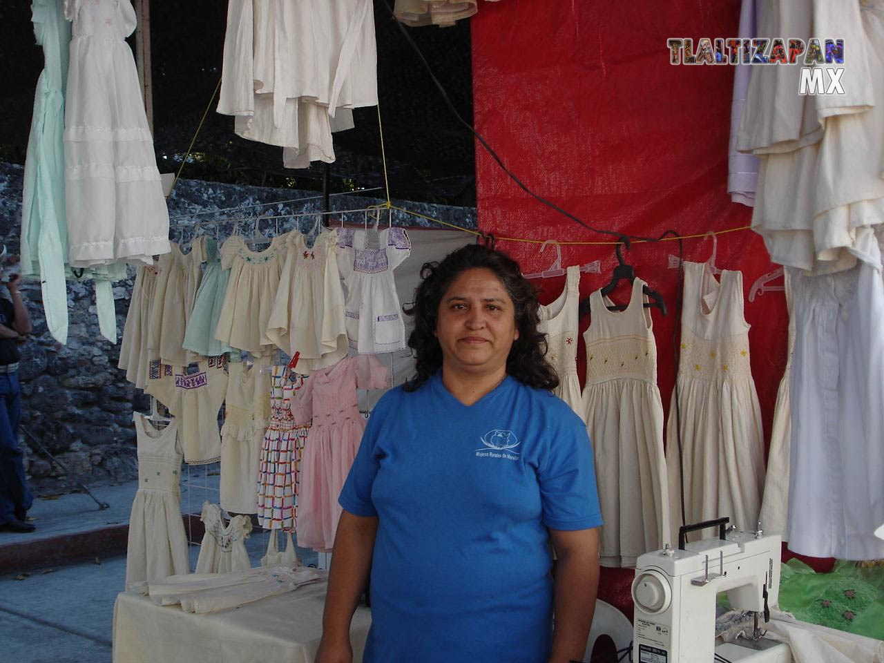 Puesto de vestidos bordados a mano