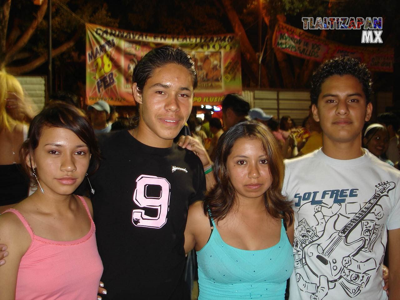 Amigos descansando de un día de carnaval