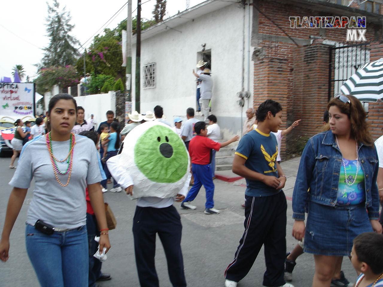 Amigas sonriendo mientras caminan para encontrar el desfile