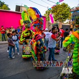 Los chinelos durante carnaval de Tlaltizapán.