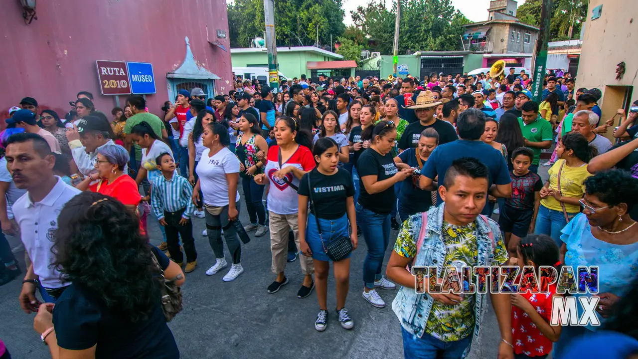 La comparsa llegando al cuartel en Tlaltizapán Morelos.