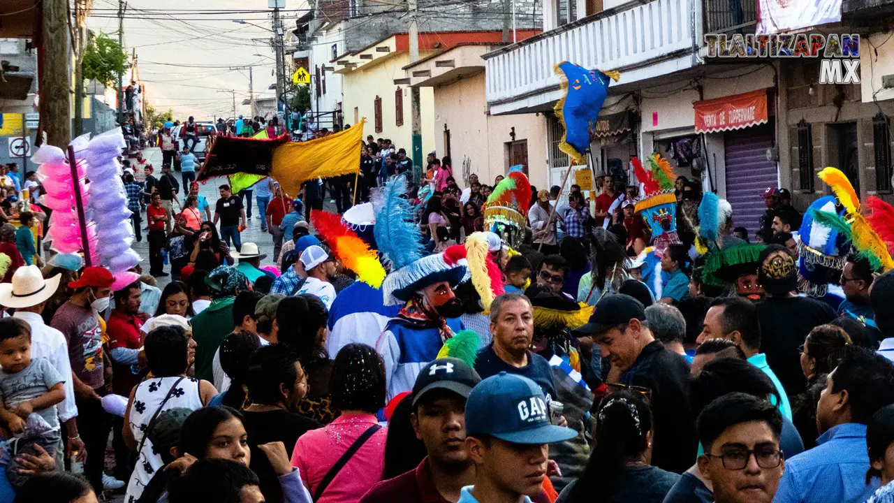 La comparsa avanza en el recorrido del segundo convite.