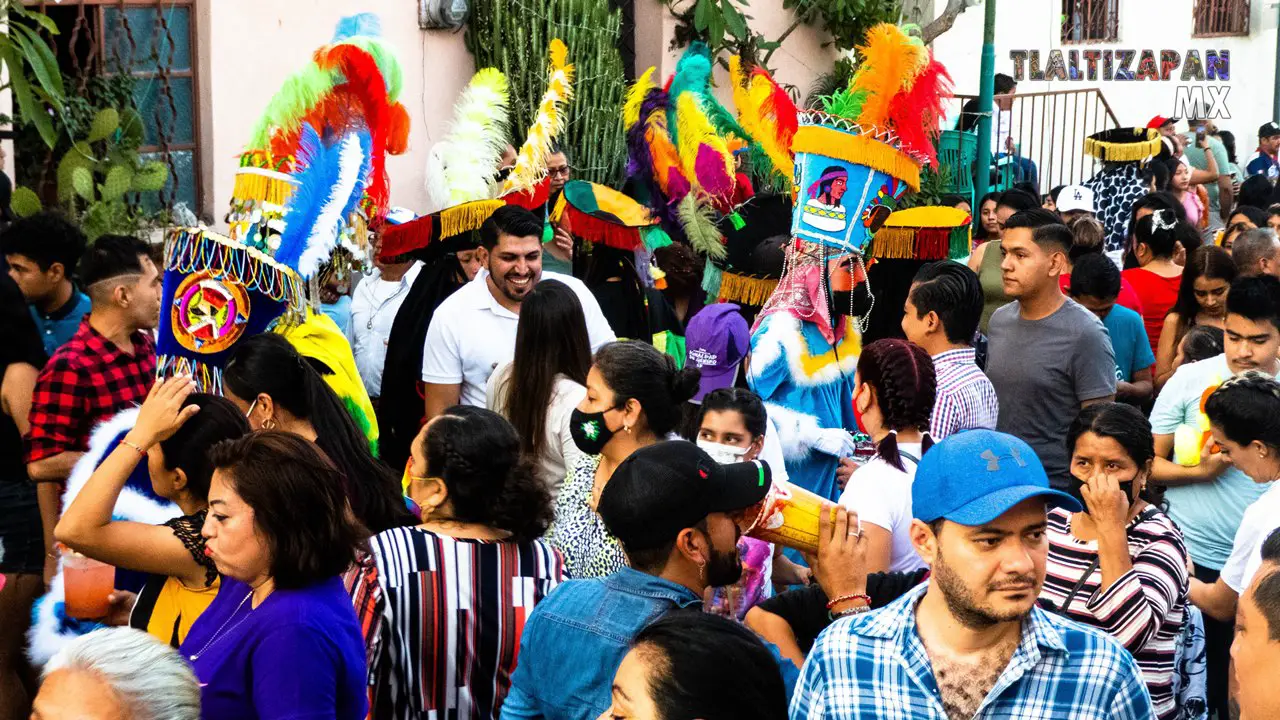 Coloridos chinelos en medio de la comparsa en el convite de Tlaltizapán.