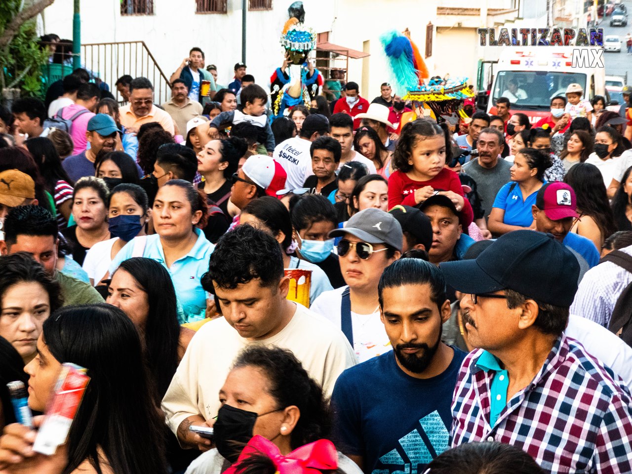 La comparsa sobre la calle Vicente Guerrero en Tlaltizapán.