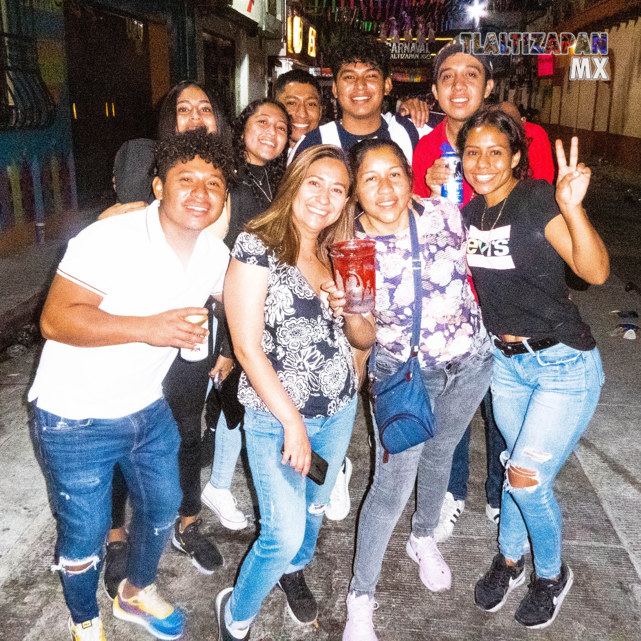 Disfrutando de la noche del sábado de carnaval en Tlaltizapán.