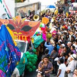 La comparsa Cuauhtémoc avanza en esta tarde de carnaval.