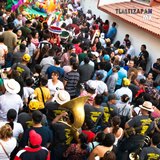 La comparsa Cuauhtémoc avanza en esta tarde de carnaval.