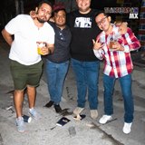 Brindando con los amigos en la noche de carnaval en Tlaltizapán 2023