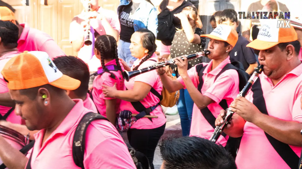 Los músicos en el recorrido del carnaval en Tlaltizapán.