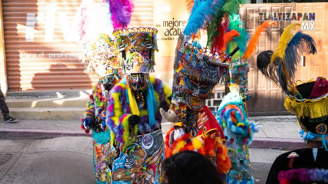 Brinco del chinelo en el carnaval de Tlaltizapán 2023.