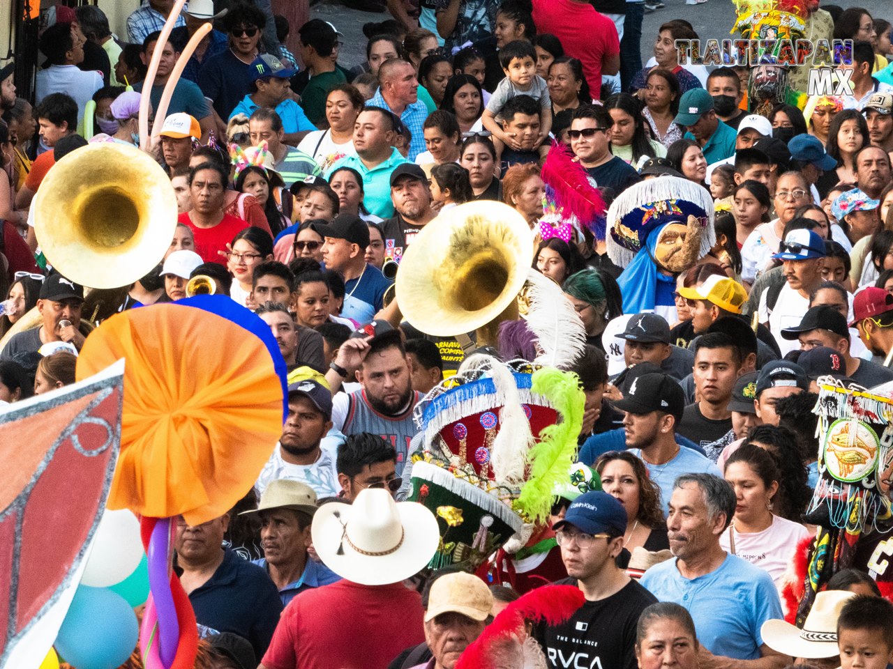 La comparsa Cuauhtémoc avanza en esta tarde de carnaval.