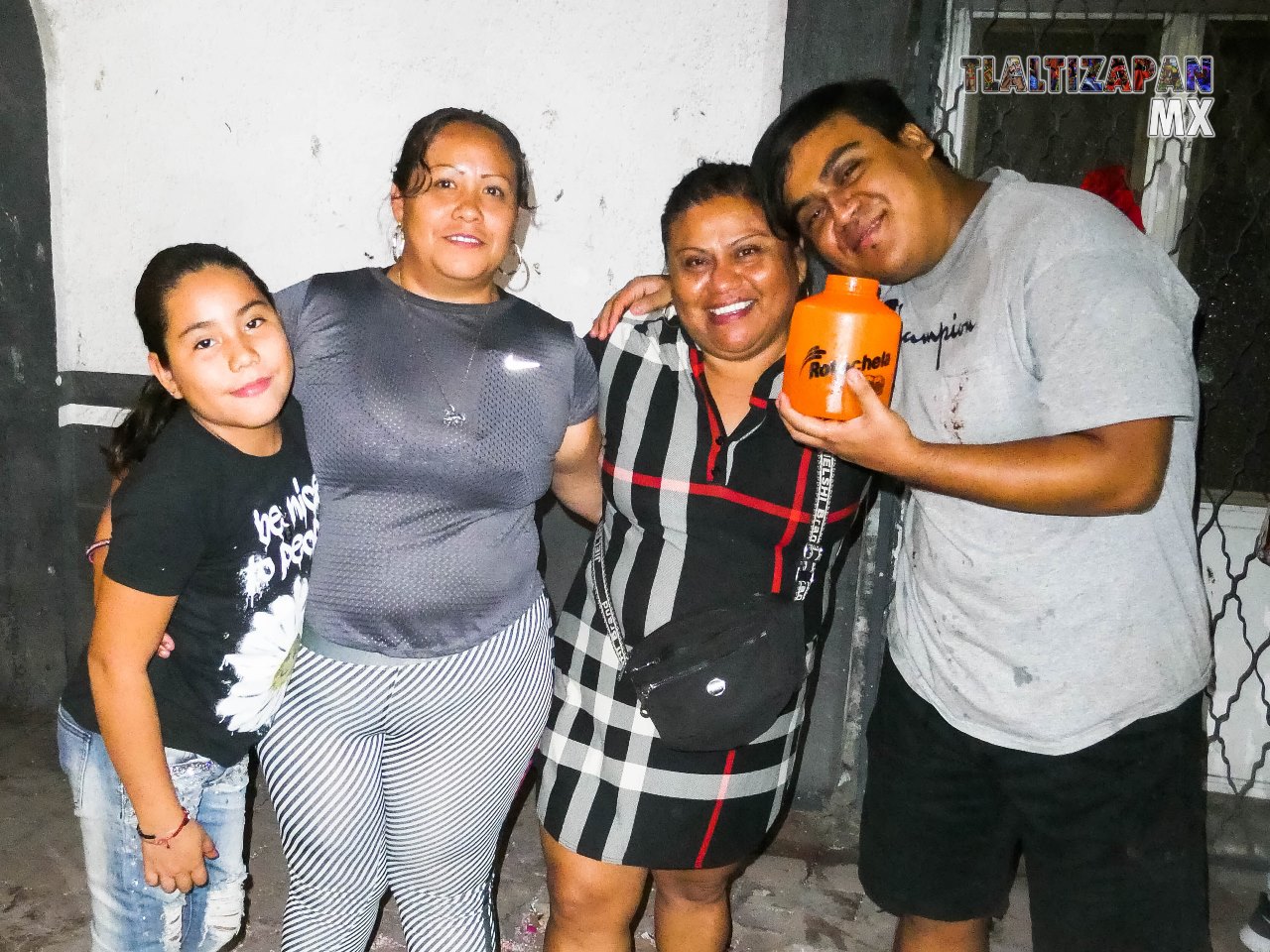 Alegre noche familiar en el carnaval de Tlaltizapán.