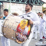 Grupo en acción para seguir prendiendo a la gente en el carnaval de Tlaltizapán