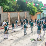 Desfilando el alumnado de la secundaria Lázaro Cárdenas.